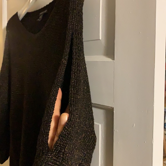 Such a sexy pretty slit sleeve linen top. - Picture 3 of 6